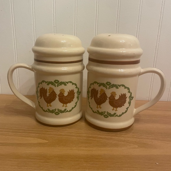Vintage Brown And Beige Salt And Proper Shakers With Roosters On Both Sides - Picture 1 of 14